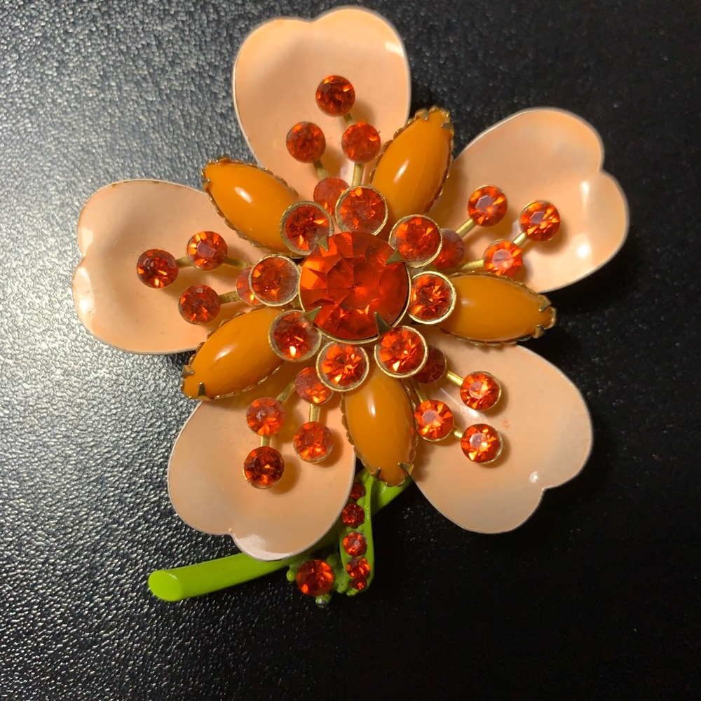 VGT brooch flower 1960s era